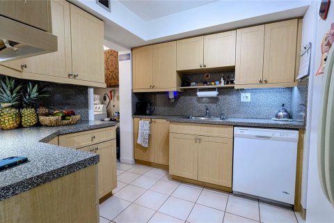 Condo in Miami, Florida, 3 bedrooms  № 1360731 - photo 8