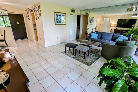 Condo in Miami, Florida, 3 bedrooms  № 1360731 - photo 5