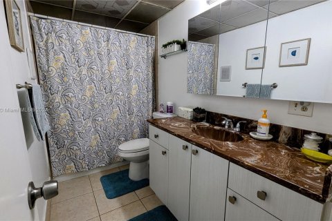 Condo in Miami, Florida, 3 bedrooms  № 1360731 - photo 15