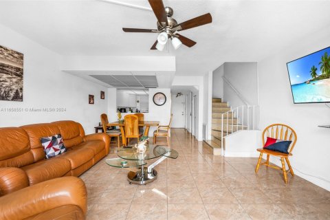 Condo in Hialeah, Florida, 2 bedrooms  № 1360783 - photo 1