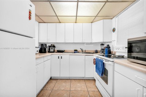 Condo in Hialeah, Florida, 2 bedrooms  № 1360783 - photo 6