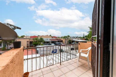 Condo in Hialeah, Florida, 2 bedrooms  № 1360783 - photo 9