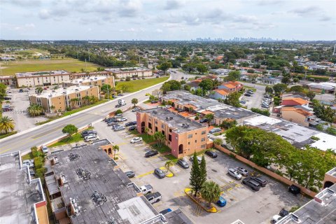 Condo in Hialeah, Florida, 2 bedrooms  № 1360783 - photo 24