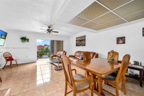 Condo in Hialeah, Florida, 2 bedrooms  № 1360783 - photo 4