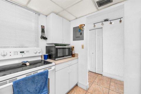 Condo in Hialeah, Florida, 2 bedrooms  № 1360783 - photo 8