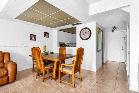 Condo in Hialeah, Florida, 2 bedrooms  № 1360783 - photo 5