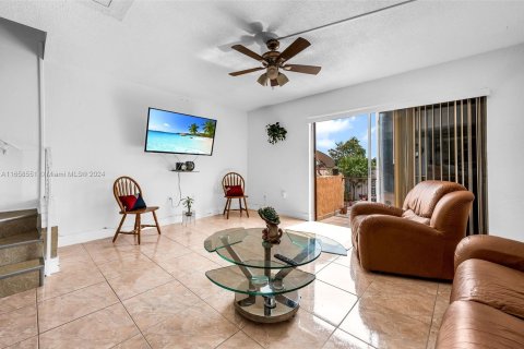 Copropriété à vendre à Hialeah, Floride: 2 chambres, 98.66 m2 № 1360783 - photo 2