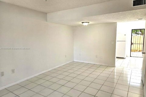 Copropriété à louer à Miami, Floride: 2 chambres, 74.88 m2 № 1360781 - photo 2