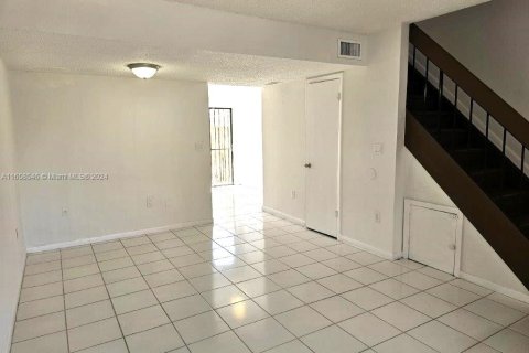 Condominio en alquiler en Miami, Florida, 2 dormitorios, 74.88 m2 № 1360781 - foto 3