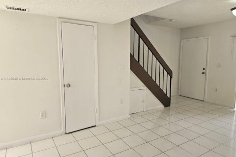 Copropriété à louer à Miami, Floride: 2 chambres, 74.88 m2 № 1360781 - photo 4