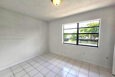 Condo in Miami, Florida, 2 bedrooms  № 1360781 - photo 17