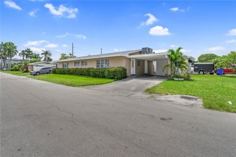 Villa ou maison à louer à Hollywood, Floride: 2 chambres, 92.9 m2 № 1360782 - photo 1