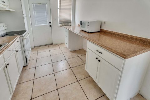 House in Hollywood, Florida 2 bedrooms, 92.9 sq.m. № 1360782 - photo 12