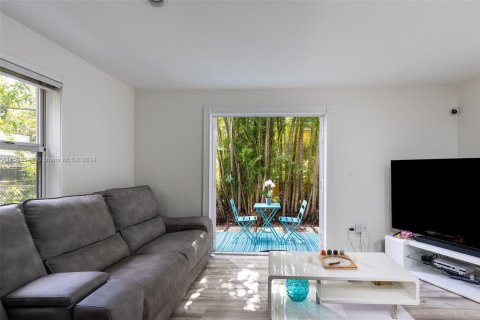 House in Coral Gables, Florida 4 bedrooms, 189.43 sq.m. № 1187369 - photo 16