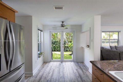 House in Coral Gables, Florida 4 bedrooms, 189.43 sq.m. № 1187369 - photo 13