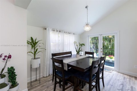 House in Coral Gables, Florida 4 bedrooms, 189.43 sq.m. № 1187369 - photo 12