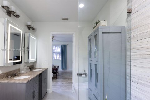 House in Coral Gables, Florida 4 bedrooms, 189.43 sq.m. № 1187369 - photo 26