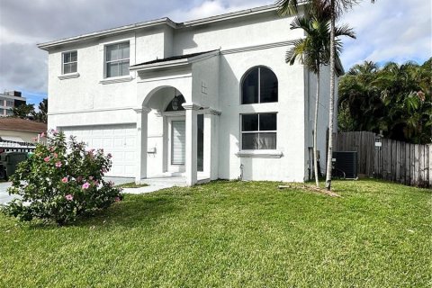 House in Dania Beach, Florida 3 bedrooms, 179.86 sq.m. № 936383 - photo 1