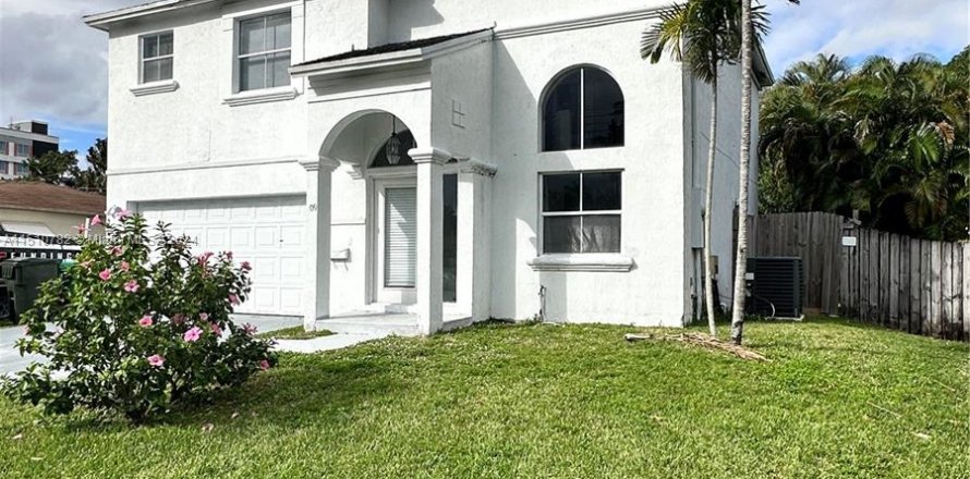 House in Dania Beach, Florida 3 bedrooms, 179.86 sq.m. № 936383