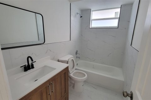 Immobilier commercial à vendre à Miami, Floride: 141.03 m2 № 1103281 - photo 2