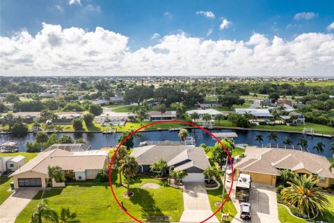 Villa ou maison à vendre à Port Charlotte, Floride: 3 chambres, 175.49 m2 № 1383377 - photo 3