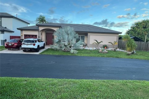 House in Cutler Bay, Florida 4 bedrooms, 145.02 sq.m. № 1295145 - photo 1