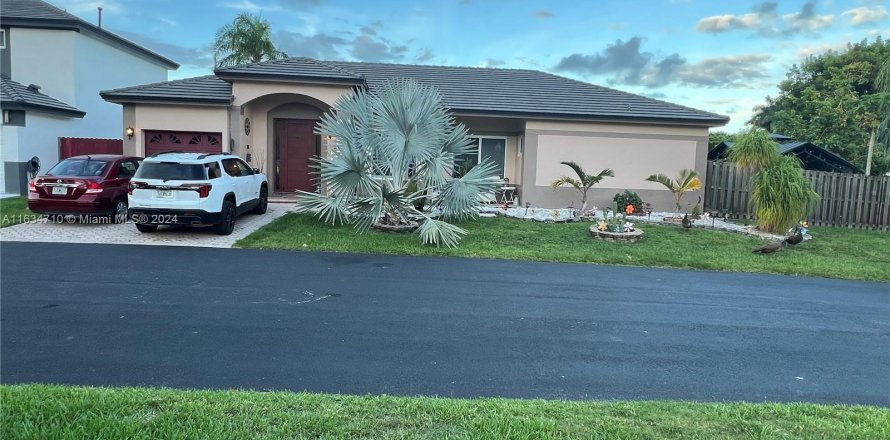 House in Cutler Bay, Florida 4 bedrooms, 145.02 sq.m. № 1295145