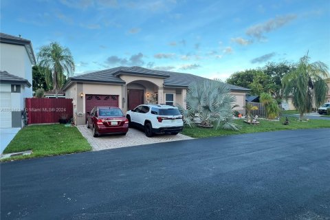 House in Cutler Bay, Florida 4 bedrooms, 145.02 sq.m. № 1295145 - photo 2