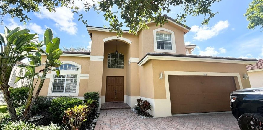 House in Coral Springs, Florida 4 bedrooms, 237.46 sq.m. № 1383027