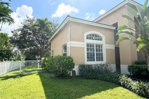 House in Coral Springs, Florida 4 bedrooms, 237.46 sq.m. № 1383027 - photo 2