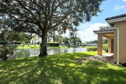 House in Coral Springs, Florida 4 bedrooms, 237.46 sq.m. № 1383027 - photo 27