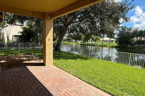 House in Coral Springs, Florida 4 bedrooms, 237.46 sq.m. № 1383027 - photo 26