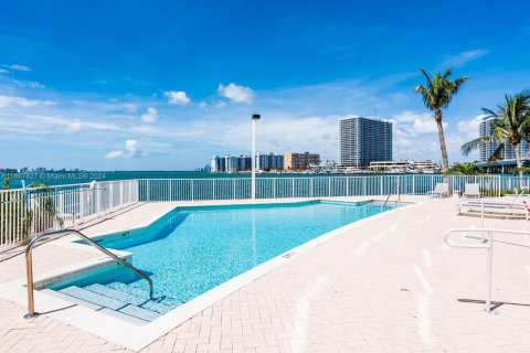 Condo in Miami Beach, Florida, 2 bedrooms  № 1382990 - photo 26