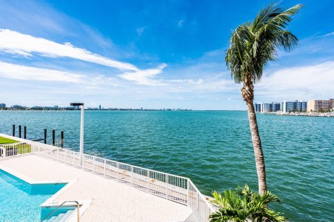 Condo in Miami Beach, Florida, 2 bedrooms  № 1382990 - photo 25