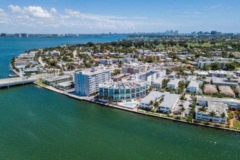 Condo in Miami Beach, Florida, 2 bedrooms  № 1382990 - photo 29