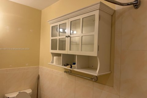 Condo in Miami, Florida, 1 bedroom  № 1383026 - photo 18