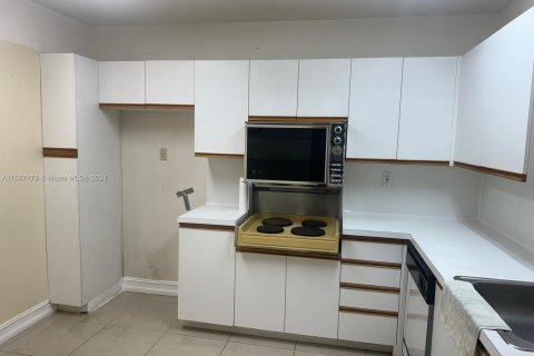 Condo in Miami, Florida, 1 bedroom  № 1383026 - photo 9