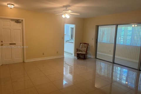 Condo in Miami, Florida, 1 bedroom  № 1383026 - photo 5