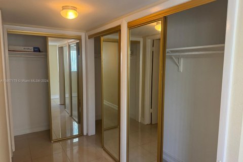 Condo in Miami, Florida, 1 bedroom  № 1383026 - photo 7