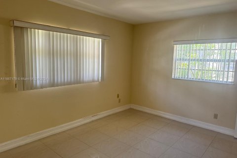 Condo in Miami, Florida, 1 bedroom  № 1383026 - photo 8