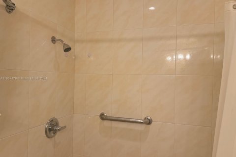 Condo in Miami, Florida, 1 bedroom  № 1383026 - photo 16