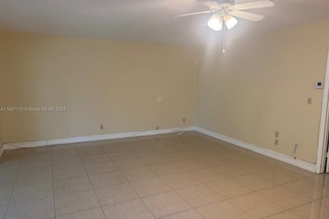 Condo in Miami, Florida, 1 bedroom  № 1383026 - photo 6