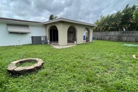 House in Pembroke Pines, Florida 2 bedrooms, 108.14 sq.m. № 1306470 - photo 25