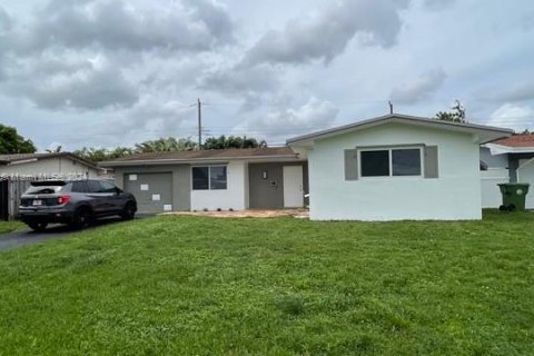 House in Pembroke Pines, Florida 2 bedrooms, 108.14 sq.m. № 1306470 - photo 1