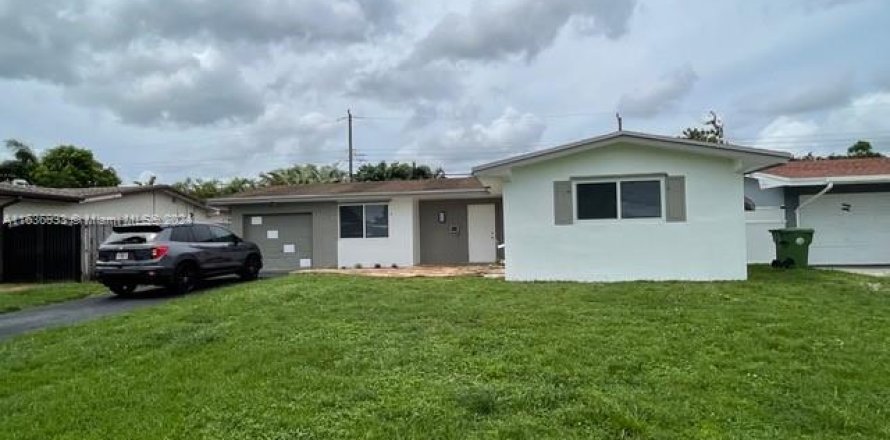 House in Pembroke Pines, Florida 2 bedrooms, 108.14 sq.m. № 1306470