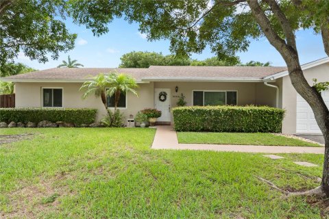 House in Miami, Florida 4 bedrooms, 134.06 sq.m. № 1234695 - photo 1