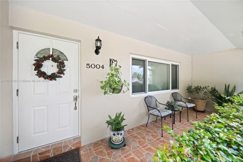 House in Miami, Florida 4 bedrooms, 134.06 sq.m. № 1234695 - photo 2