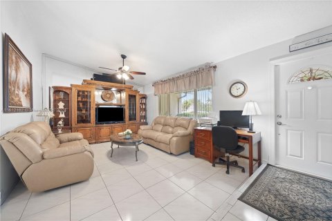 House in Miami, Florida 4 bedrooms, 134.06 sq.m. № 1234695 - photo 4