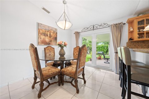 House in Miami, Florida 4 bedrooms, 134.06 sq.m. № 1234695 - photo 9