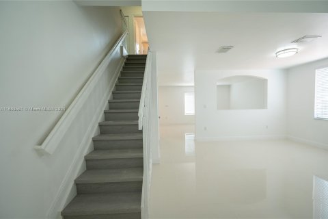 House in Doral, Florida 4 bedrooms, 220.09 sq.m. № 1374311 - photo 8